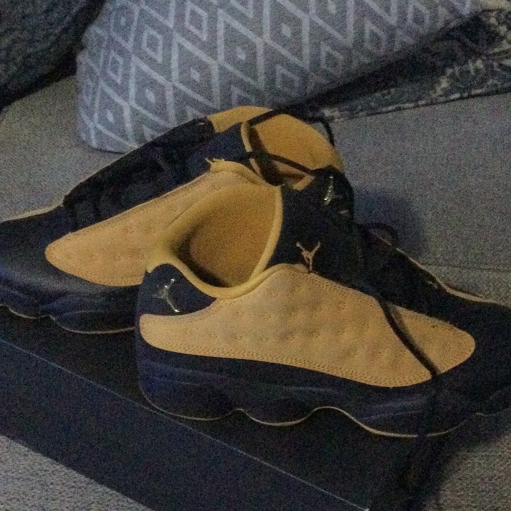 Am selling my use air Jordan 13 retro.
